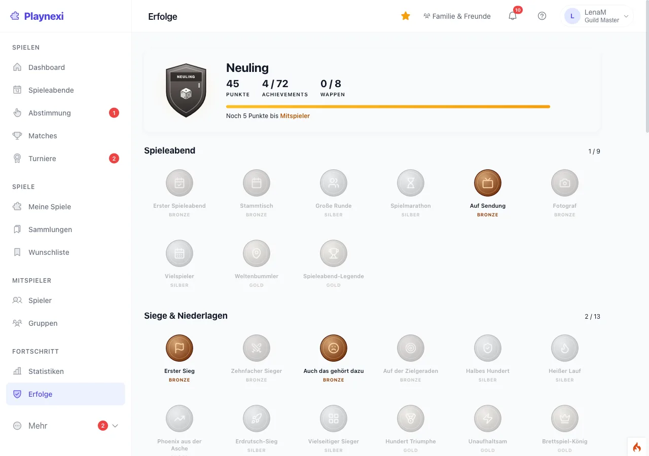 Erfolge-Seite von Playnexi: Rang Neuling mit 45 Punkten, 4 von 72 Achievements, 0 von 8 Wappen, Fortschrittsbalken bis zum nächsten Rang und die Kategorien Spieleabend sowie Siege & Niederlagen mit Bronze-, Silber- und Gold-Medaillen